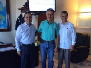 Carlos Salazar, presidente de la Fundación Ucol con Gilberto Orozco Martínez, delegado de pilotos del puerto de Manzanillo y José Martín Torres, representante de la Fundación
