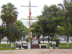 Ceremonia de Izo de Bandera en VI Región Naval de Manzanillo