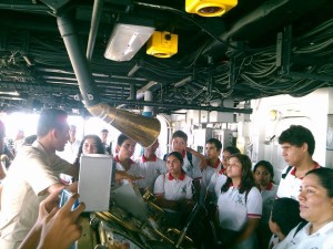 Estudiantes de la Secundaria Fernando Moreno Peña en el puente de mando del buque "Usumacinta"