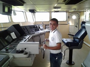 Alumno de la Secundaria Guillermo Uribe Bazán en  Cabina de la Embarcación "Montes Azules"