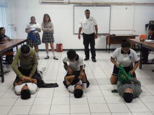 Alumnos de la secundaria "Manuel Sandoval Vallarta" en el curso de Búsqueda y Rescate
