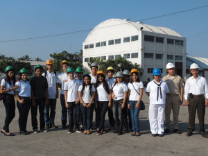 Alumnos del Bachillerato Técnico No. 14 en las instalaciones del Centro de Reparación Naval de Manzanillo