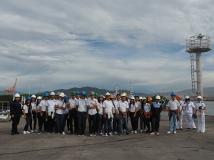 Estudiantes de la escuela Secundaria "Pablo Latapí Sarre" en el Centro de Reparación Naval de Manzanillo