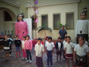 Niños y niñas en actividad lúdica en el museo de artes populares María Teresa Pomar