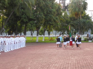 Escolta femenil del CETMar No. 12 en ceremonia de Izo de Bandera en la VI Región Naval