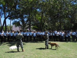 Estudiantes de Conalep en la demostración del Escuadrón Canino