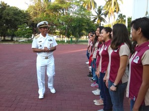 Almirante Arturo David Lendeche Sofán, comandante VI Región Naval, brinda cordial bienvenida a los estudiantes de secundaria del Colegio Vizcaya de las Américas