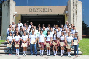 Estudiantes de educación media superior de la Universidad de Colima reciben beca de inscripción