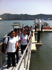 Estudiantes en el Muelle flotante del ENSAR