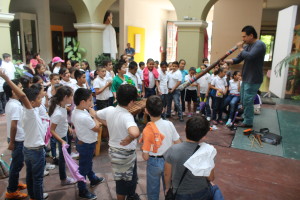 Alumnos de la escuela Primaria “Alejandro Flores Garibay" en la demostración de sonidos semejantes a la naturaleza