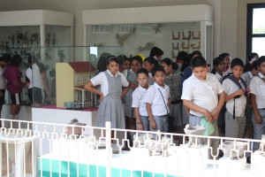Alumnos de la escuela primaria "40 alumnos de la escuela primaria "Alfredo V. Bonfil" recorren las salas del Museo Universitario de Artes Populares "María Teresa Pomar".