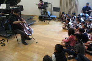 Niños y niñas de la escuela primaria "Gustavo Alberto Vázquez Montes" disfrutando el programa musical del Concierto Didáctico